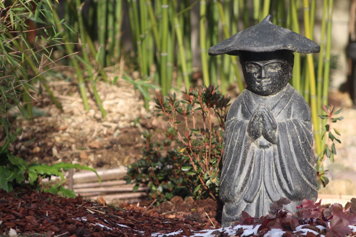 Statue de Jardin Moine avec Chapeau Position Remerciement 50cm Grossiste, Importateur, Fournisseur Architecte Paysagiste pépinière Jardinerie Pisciniste