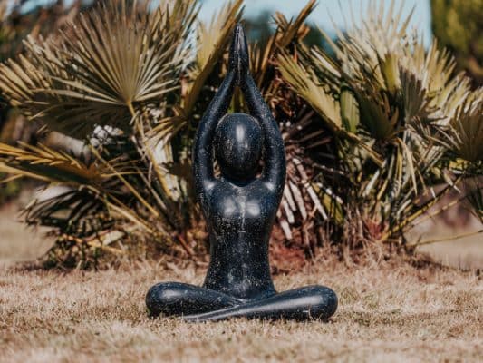 statue de jardin extérieur yoga position sukhasana main au ciel noir antique 80cm grossiste statue de jardin