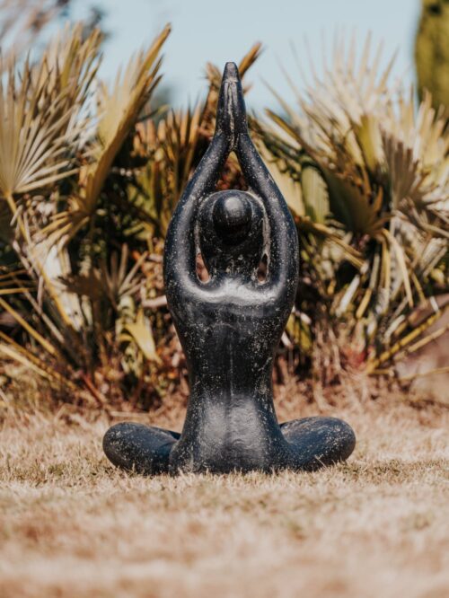 statue de jardin art deco extérieur yoga relax main au ciel pierre noir 80cm grossiste statue de jardin
