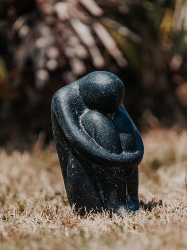 statue de jardin extérieur moderne yoga position oeuf pierre noir 30cm grossiste statue de jardin
