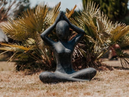 statue de jardin extérieur yoga position sukhasana main sur la tête noir antique 80cm grossiste statue de jardin décoration