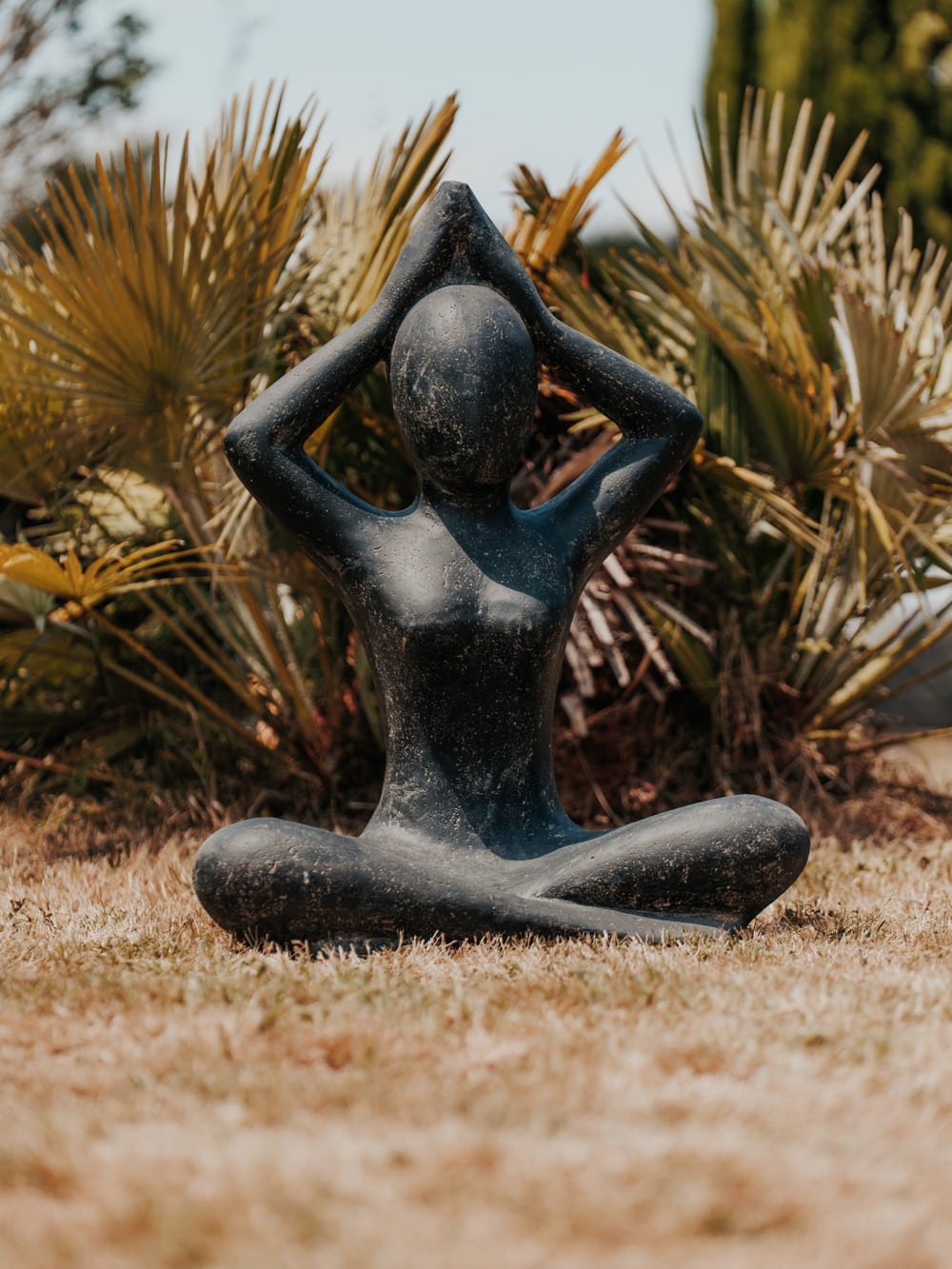 statue de jardin extérieur yoga main sur la tête pierre noir 80cm grossiste statue de jardin