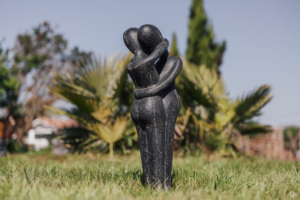statue couple amoureux enlacé amour extérieur jardin noir antique 60cm homme grossiste statue de jardin