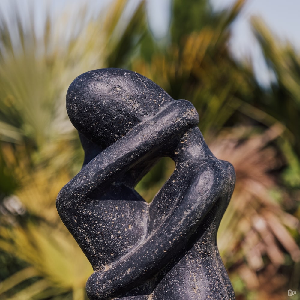 statue couple amoureux enlacé amour extérieur jardin noir antique 60cm grossiste statue de jardin moderne