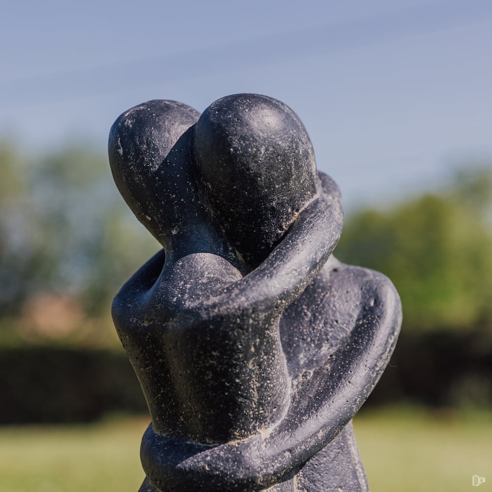 statue couple amoureux enlacé amour extérieur jardin pierre noir antique 60cm grossiste statue de jardin