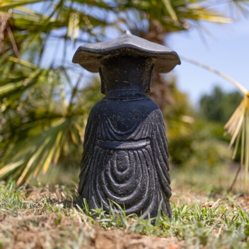 statue de moine extérieur bouddhiste avec chapeau pierre noir 50cm 2 2