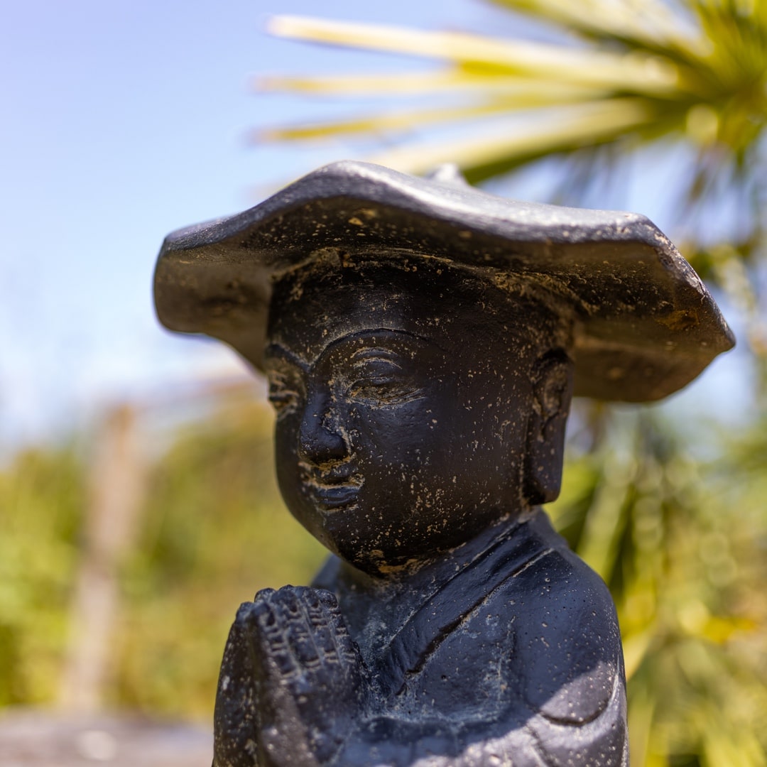 statue moine bouddhiste avec chapeau pierre noir 50cm 5 2