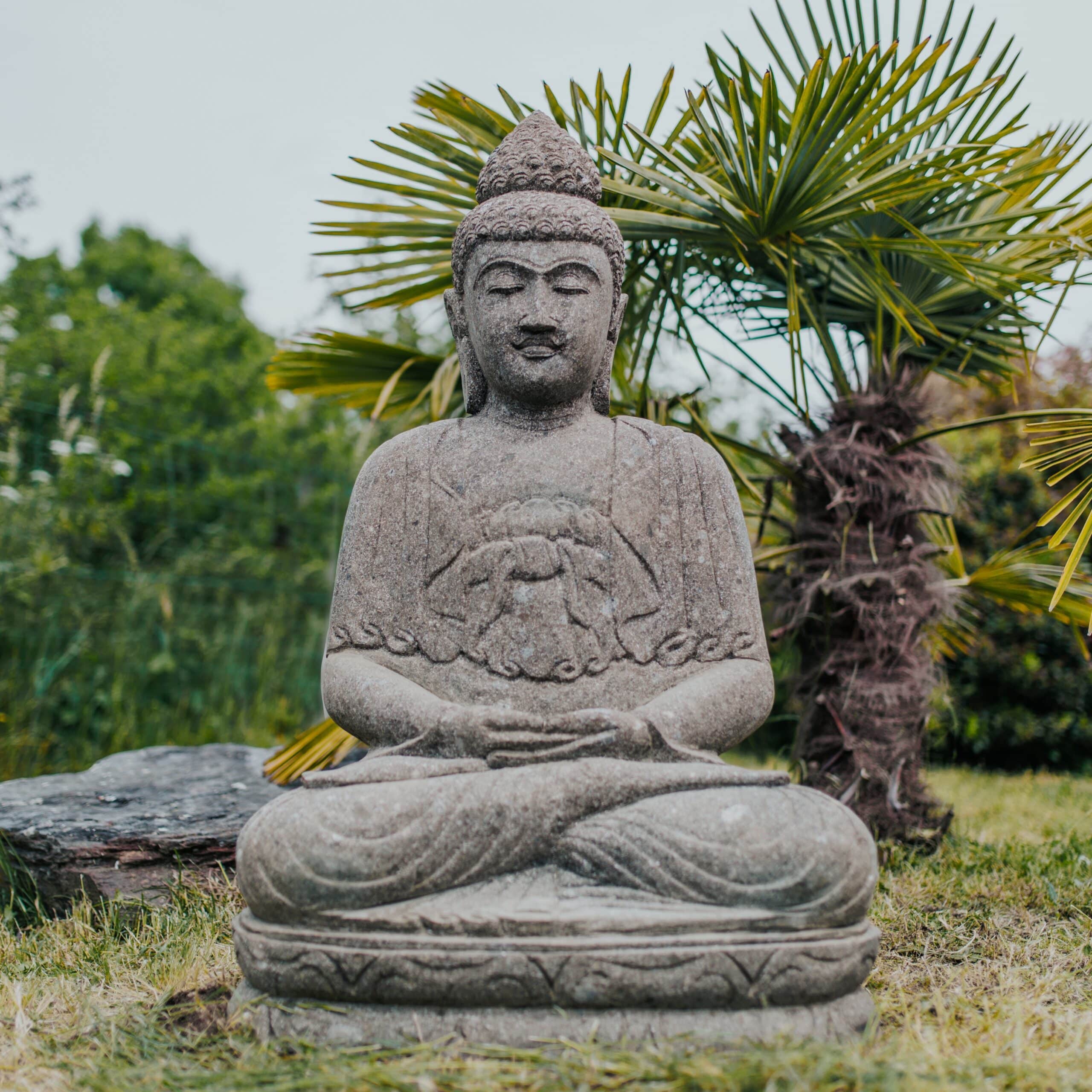 Statue jardin exterieur Bouddha assis pierre volcanique 61 cm