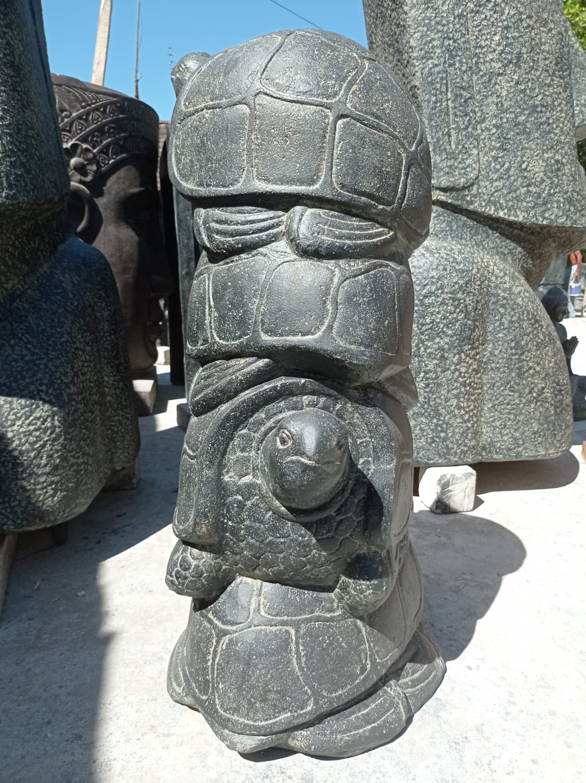 statue 4 tortues empillées décoration jardin en pierre noir 100cm