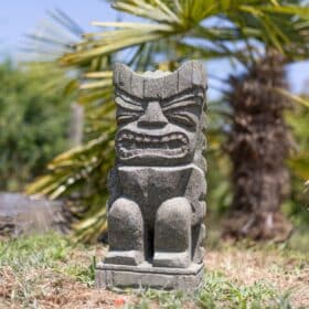 Statua tiki da 50 cm in pietra vulcanica naturale, giardino esterno, Polinesia - Guerriero