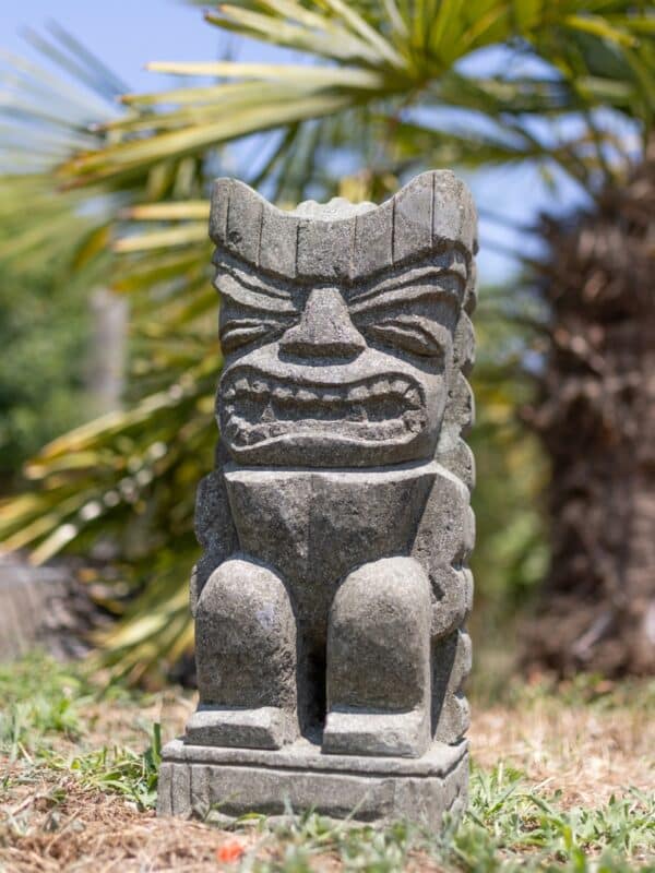 statue de jardin tiki totem warrior en pierre naturelle polynesie