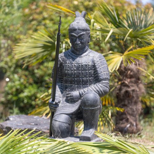 décoration jardin guerrier chinois xian a genoux en pierre noir