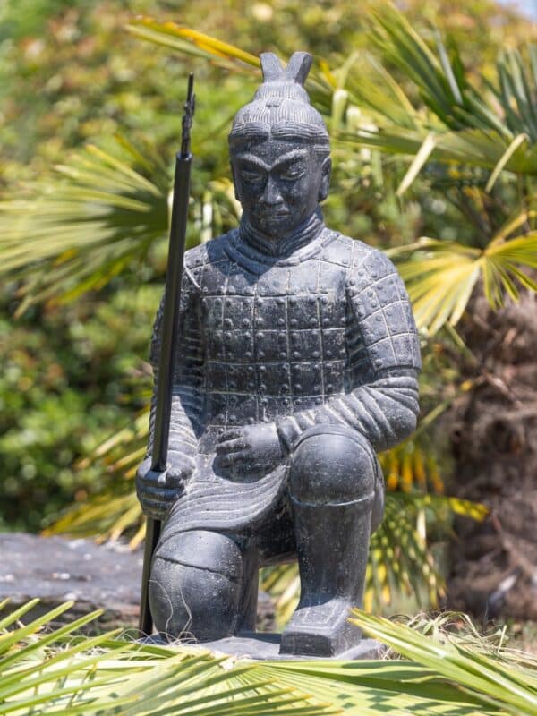 décoration jardin guerrier chinois xian a genoux en pierre noir
