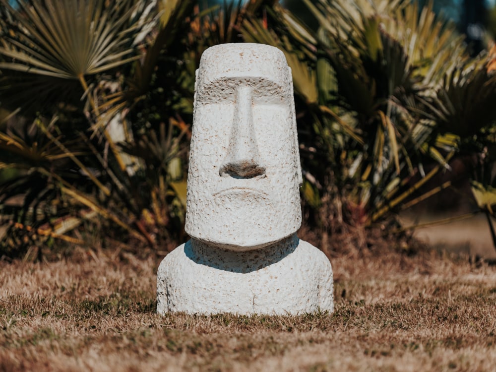 statue de jardin moai massif décoration île de pâques visage 65cm pierre blanc grossiste