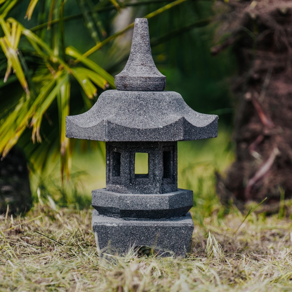 Lanterne japonaise pagode en pierre de lave 1.10 m
