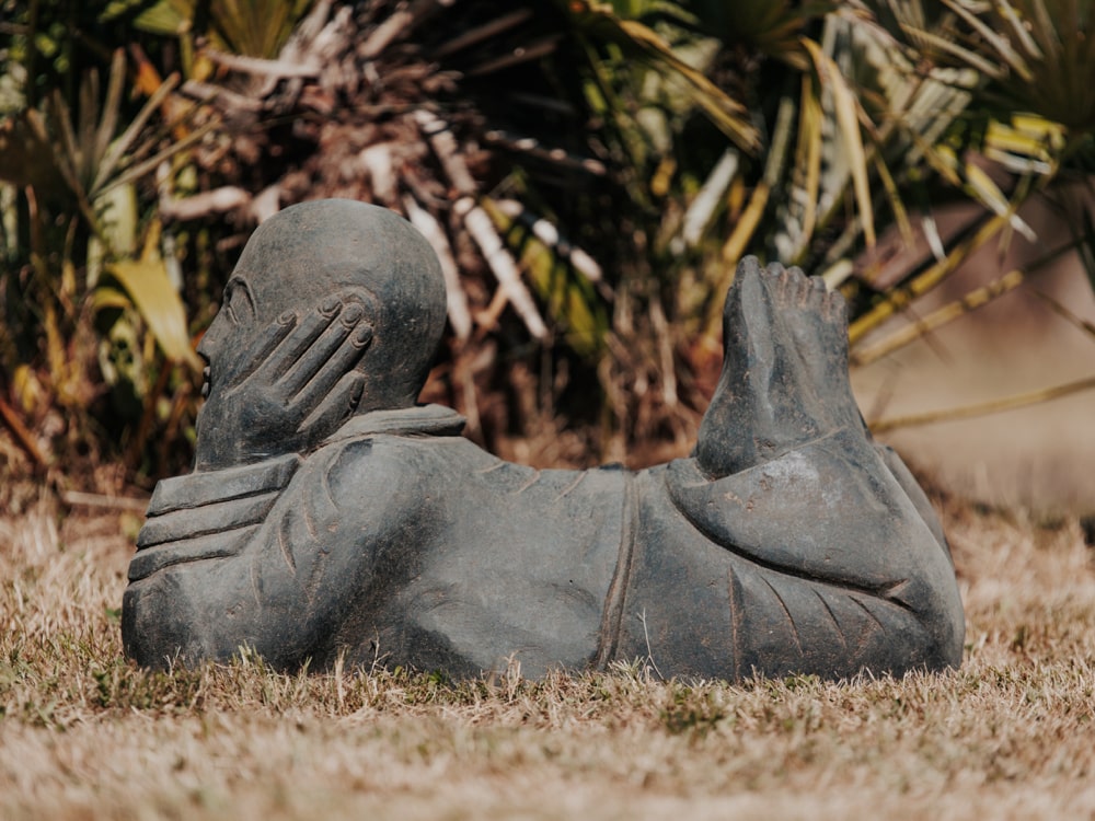 statue de jardin extérieur moine bouddhiste couché pierre naturelle noir antique 63cm grossiste statue de jardin