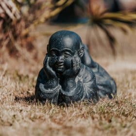 statue de jardin extérieur moine shaolin couché ventre pierre noir antique 40cm grossiste statue de jardin