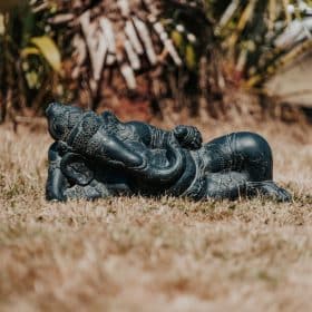statue de jardin ganesh allongée couché décoration noir antique 52cm grossiste statue de jardin