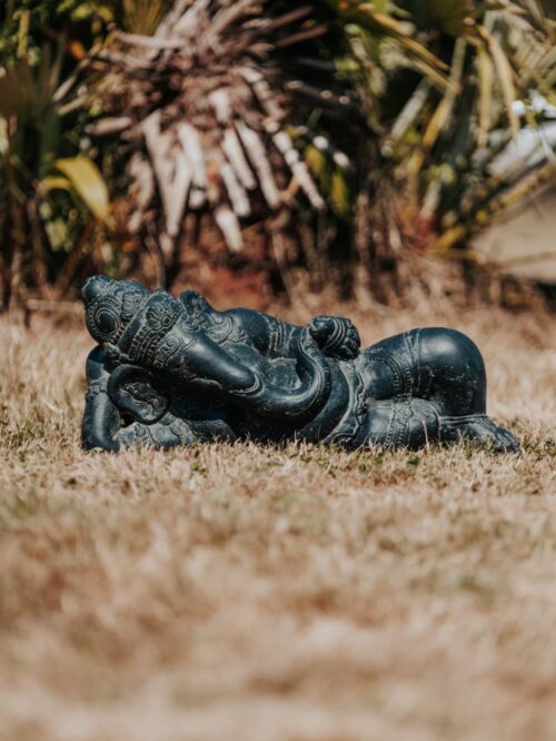 statue de jardin ganesh allongée couché décoration noir antique 52cm grossiste statue de jardin