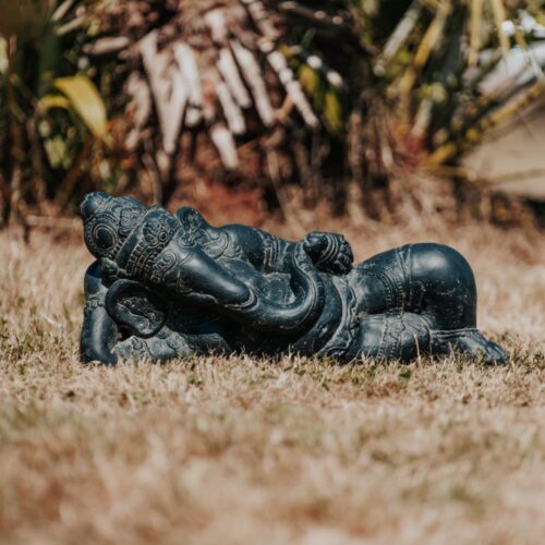 statue de jardin ganesh allongée statuette extérieur noir pierre 52cm grossiste statue de jardin