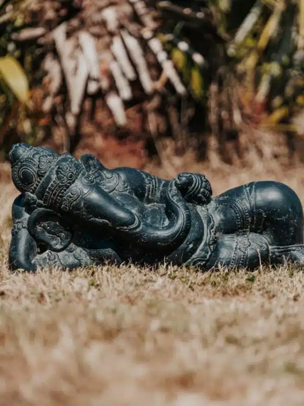 statue de jardin ganesh allongée statuette extérieur noir pierre 52cm grossiste statue de jardin
