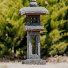 Ornements Jardin Japonais Paysage Lampe Jardin Lampe en Pierre Antique  Temple Quatre Lanterne en Pierre De Coin Jardin Tour De Pierre Décoration  De Sol - 30 * 50cm Gris Claro : : Jardin