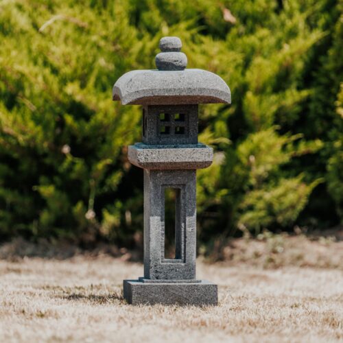 lampe japonaise lanterne pagode statue de jardin en pierre de lave 75cm - kintai grossiste statue de jardin
