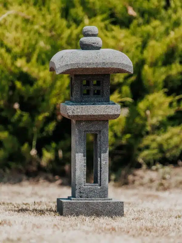 lampe japonaise lanterne pagode statue de jardin en pierre de lave 75cm - kintai grossiste statue de jardin