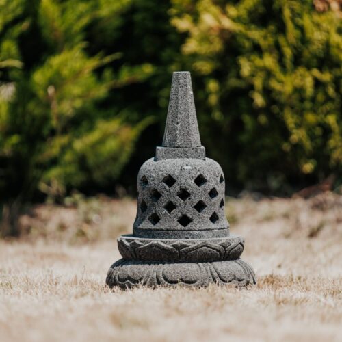 lampe japonaise cloche bali lanterne pagode statue de jardin en pierre de lave 50cm aram