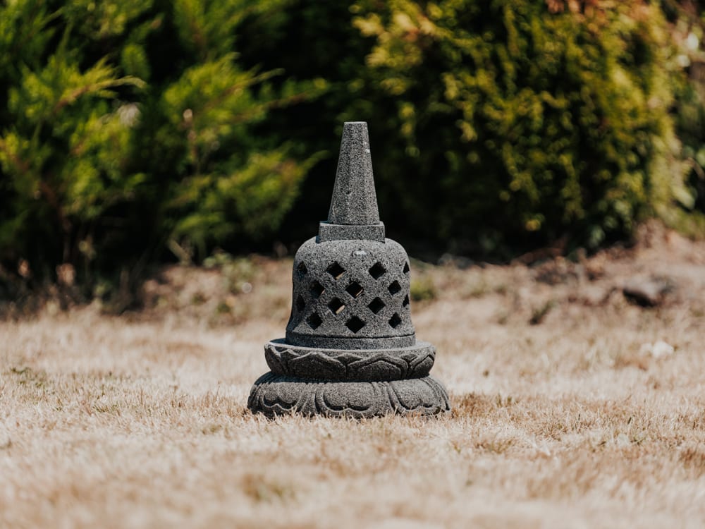 lampe japonaise cloche bali lanterne statue de jardin en pierre 50cm aram