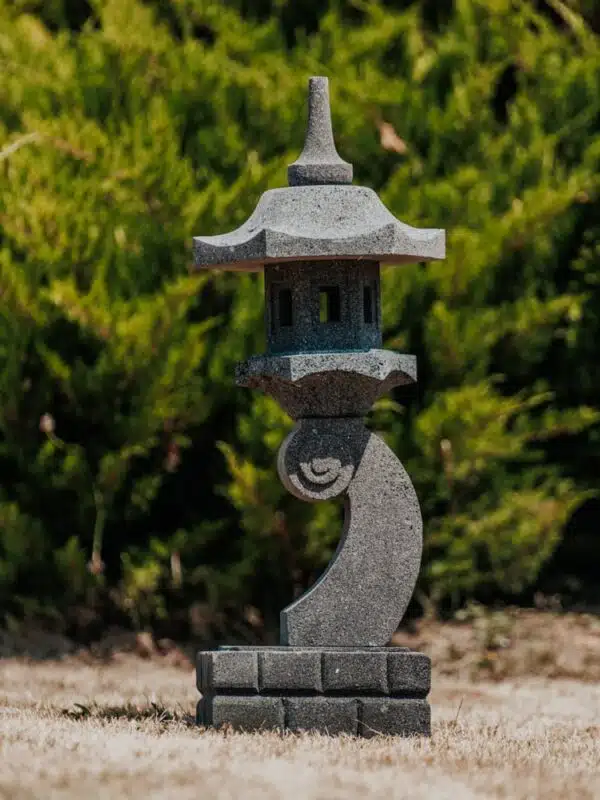 lampe japonaise lanterne pagode statue de jardin en pierre de lave 90cm kamogawa grossiste statue de jardin