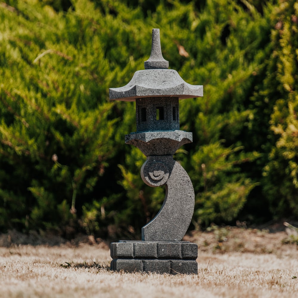 lampe japonaise lanterne pagode statue de jardin en pierre de lave 90cm kamogawa grossiste statue de jardin