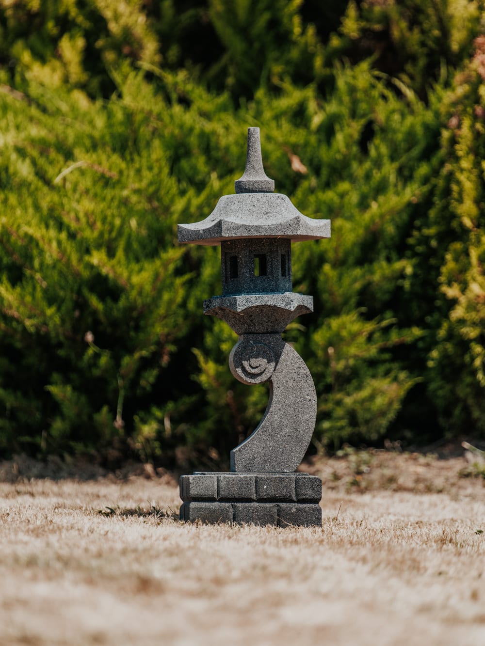 lanterne japonaise pagode statue de jardin en pierre naturelle 90cm kamogawa statue de jardin