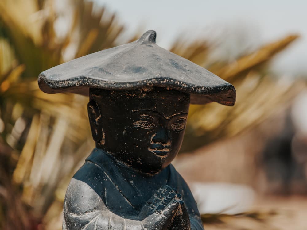 statue de jardin extérieur moine shaolin avec chapeau statuette noir antique 60cm grossiste statue de jardin