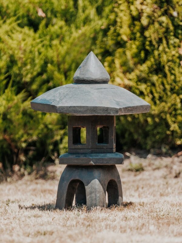 lampe japonaise lanterne pagode statue de jardin en pierre naturelle noir 70cm kansai décoration jardin zen