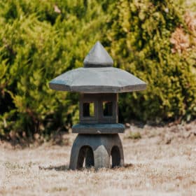 lampe japonaise lanterne pagode statue de jardin en pierre naturelle noir 70cm kansai décorationgrossiste statue de jardin