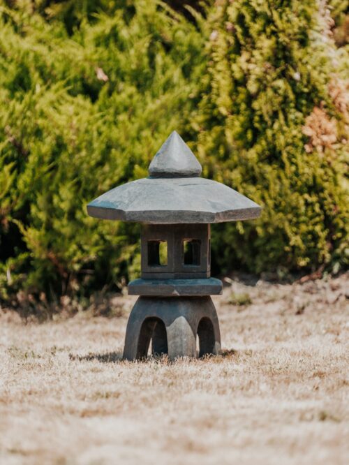 lampe japonaise lanterne pagode statue de jardin en pierre naturelle noir 70cm kansai décorationgrossiste statue de jardin