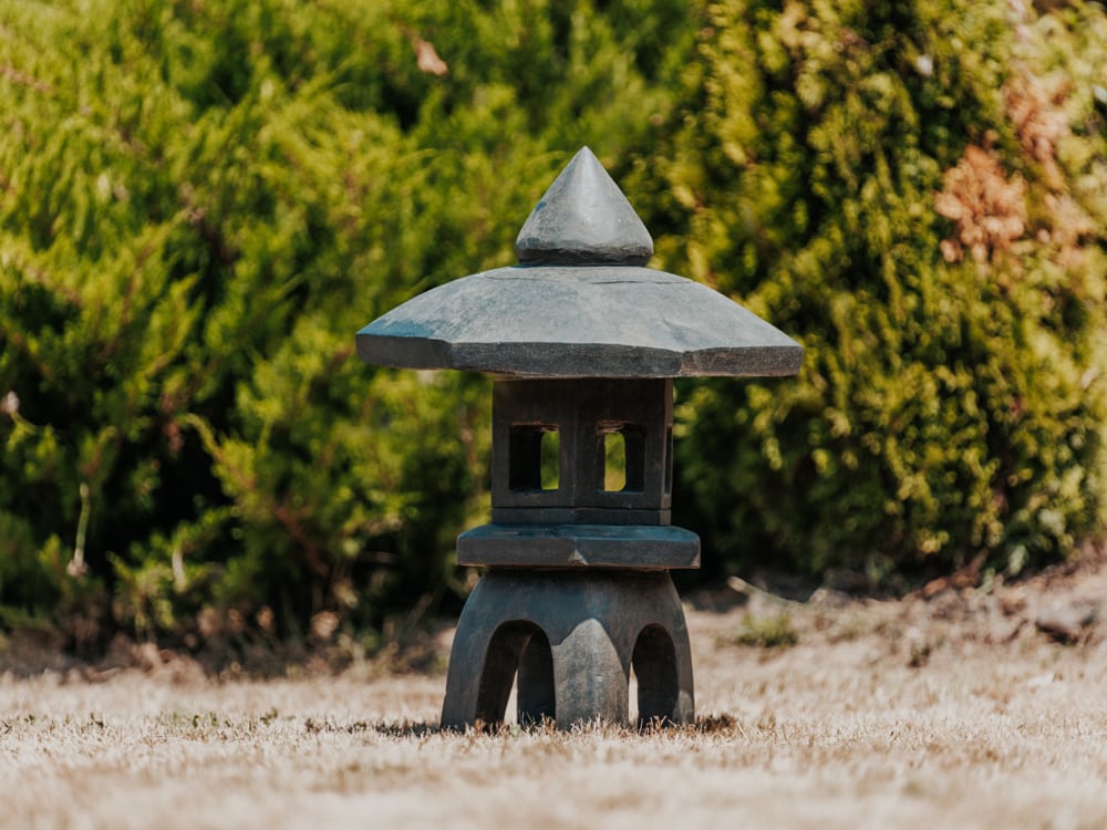 lampe japonaise lanterne pagode statue de jardin en pierre naturelle noir 70cm kansai décoration jardin japonais