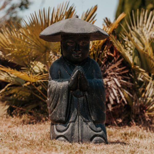 statue de jardin extérieur moine tibétain avec chapeau statuette noir antique 80cm grossiste statue de jardin