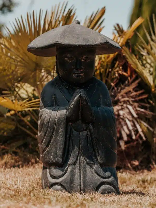 statue de jardin extérieur moine tibétain avec chapeau statuette noir antique 80cm grossiste statue de jardin
