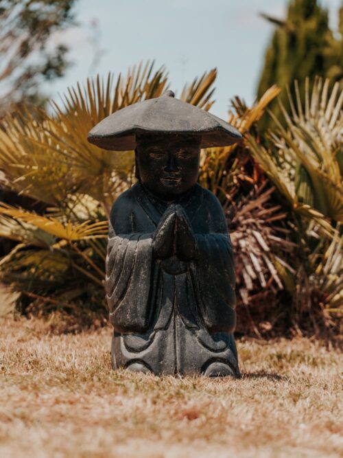 statue de jardin extérieur moine shaolin avec chapeau statuette noir antique 80cm grossiste statue de jardin