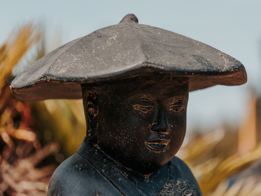 statue de moine extérieur shaolin avec chapeau statuette noir antique 80cm grossiste statue de jardin