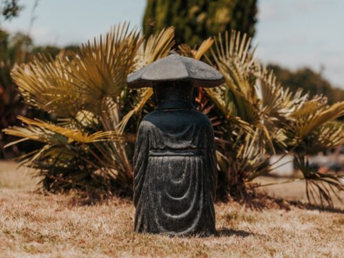 statue de jardin extérieur moine shaolin avec chapeau statuette pierre noir 80cm grossiste statue de jardin