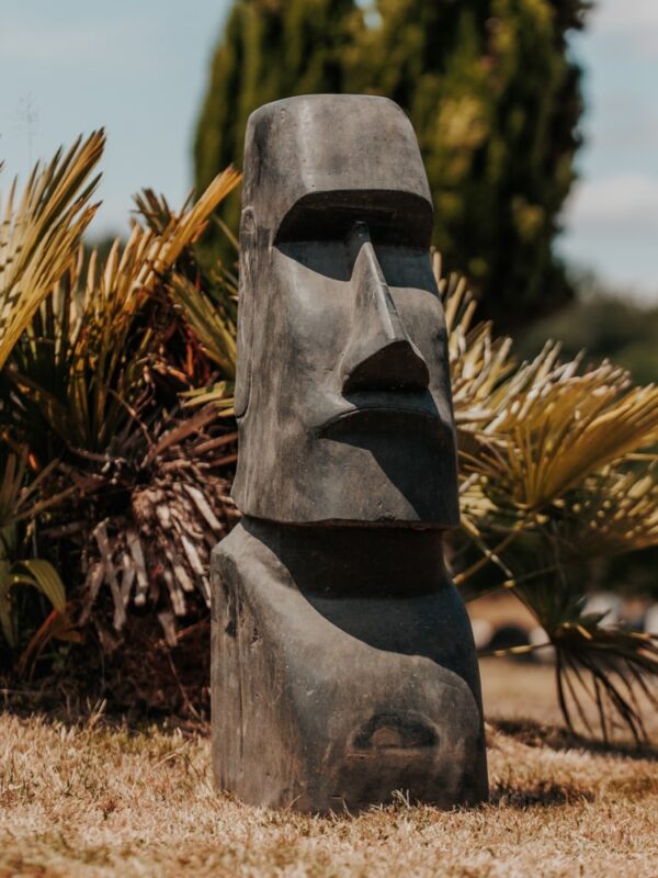 statue ile de pâques moai extérieur en pierre naturelle noir antique 100cm grossiste statue de jardin