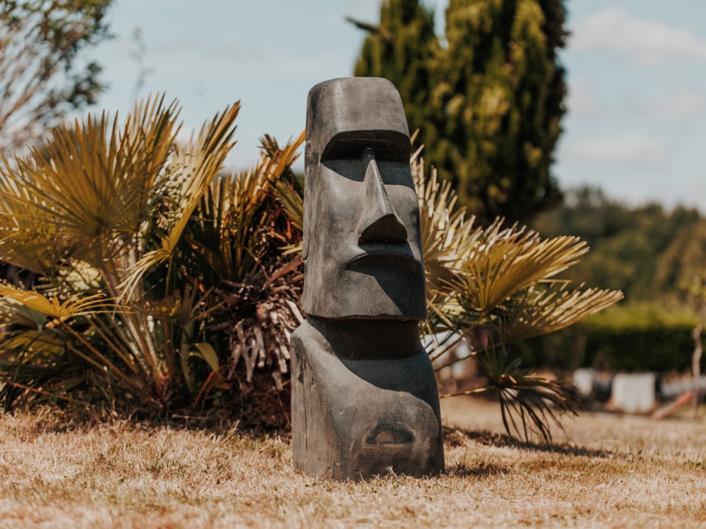 statue de jardin ile de pâques moai extérieur en pierre naturelle noir sculptée 100cm grossiste statue de jardin