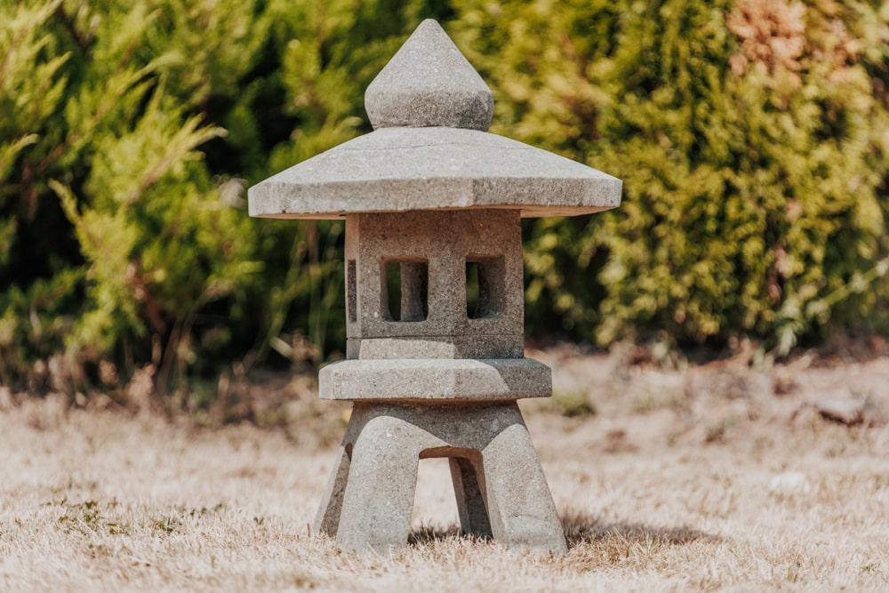 lampe japonaise lanterne pagode statue de jardin en pierre volcanique 70cm kansai