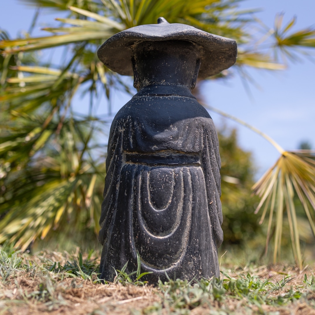 décoration jardin moine de la sagesse avec chapeau pierre noir 60cm 2 2