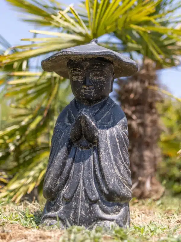 statue extérieur moine de la sagesse avec chapeau pierre noir 60cm 2 2