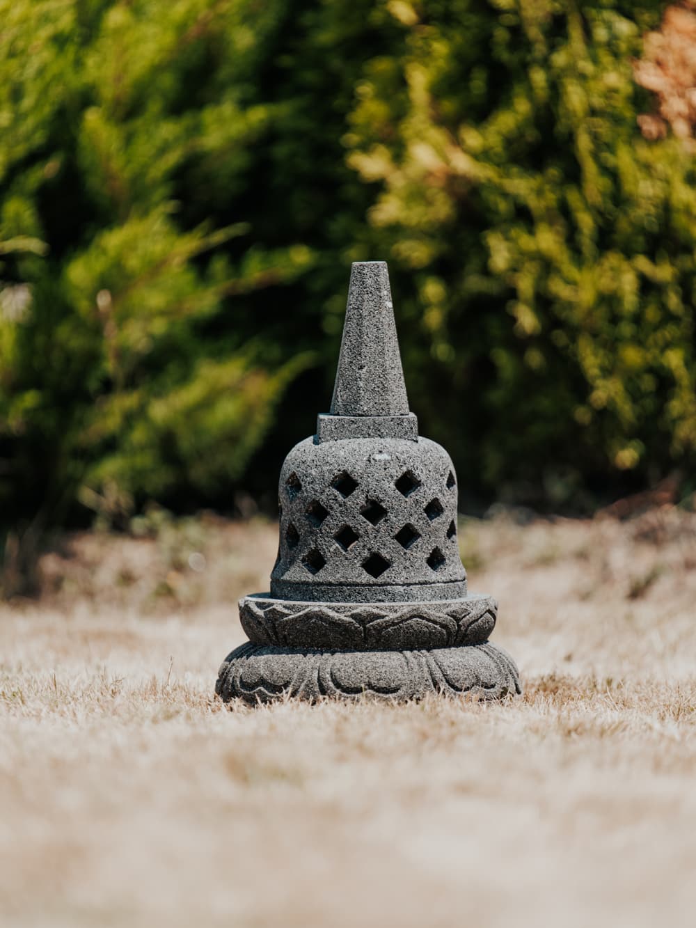 lanterne japonaise cloche bali pagode statue de jardin en pierre naturelle 50cm aram