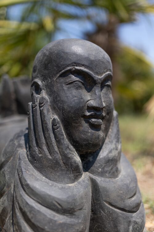 statue de jardin moine de la sagesse allongé pierre naturelle noir 63cm